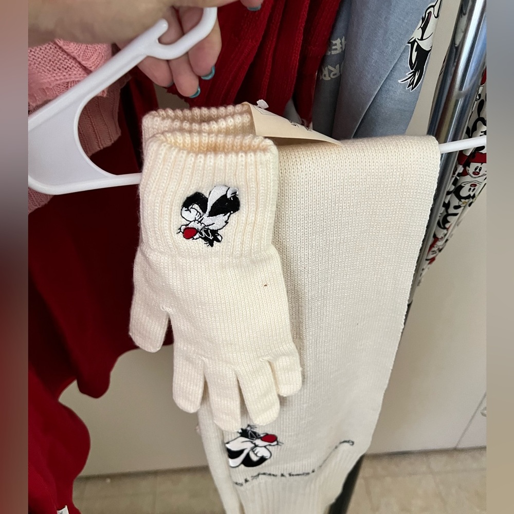 Warner Bros Vintage scarf & gloves